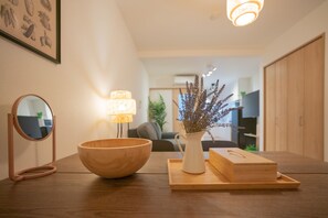 Comfort Villa | Living area | 43-inch flat-screen TV with cable channels