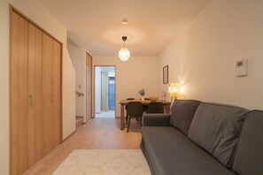 Villa Confort | Área de sala de estar | Televisión de pantalla plana de 43 pulgadas con canales por cable 