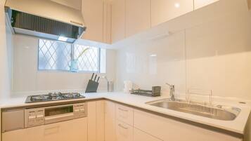 Comfort Villa | Private kitchen | Dishwasher, electric kettle, cleaning supplies, paper towels