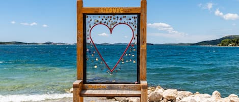 Una spiaggia nelle vicinanze