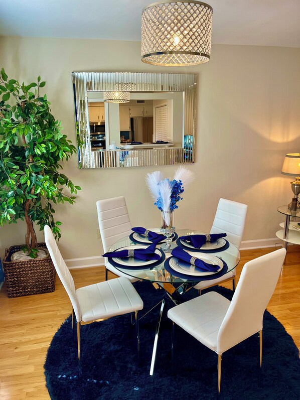 Dining - Chic 2-bedroom corporate apt with riverviews in Downtown Historic Charleston (Charleston)