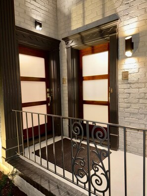 Interior - Chic 2-bedroom corporate apt with riverviews in Downtown Historic Charleston (Charleston)