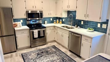 Geladeira, micro-ondas, fogão, cooktop