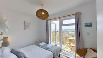 3 bedrooms, iron/ironing board, internet, bed sheets