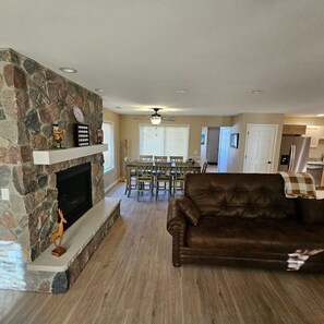 Smart TV, fireplace, DVD player, stereo