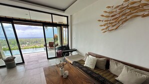 Ein modernes Wohnzimmer mit großem Fenster, einem Holztisch, einer Couch und einem Klavier.
