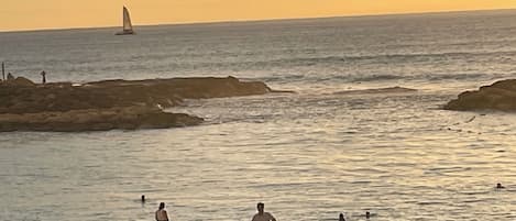 På stranden