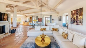 Smart TV, fireplace, books, stereo