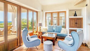 Smart TV, fireplace, books, stereo