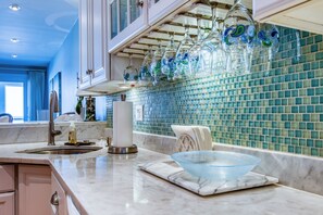 Fridge, microwave, oven, stovetop - Sea Glass Escape - Ocean Views - Short Sands Beach - York (York)