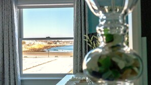 Vista a través de una ventana, con un jarrón decorativo en primer plano.