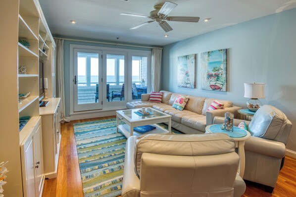 TV, books - Sea Glass Escape - Ocean Views - Short Sands Beach - York (York)