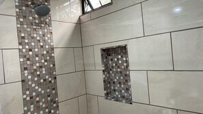 Secadora de cabello, toallas, jabón, papel de baño 