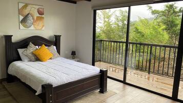 2 bedrooms, desk, free WiFi, bed sheets