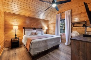 3 室のベッドルーム、��デスク、アイロン / アイロン台、旅行用ベビーベッド