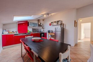 Een koelkast, een microgolfoven, een kookplaat