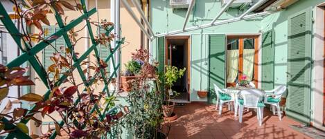 تناول الطعام بالخارج