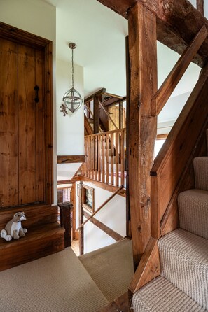 Interior - The Threshing Barn - Stunning 5 Bedroom Retreat (Sedgeberrow)