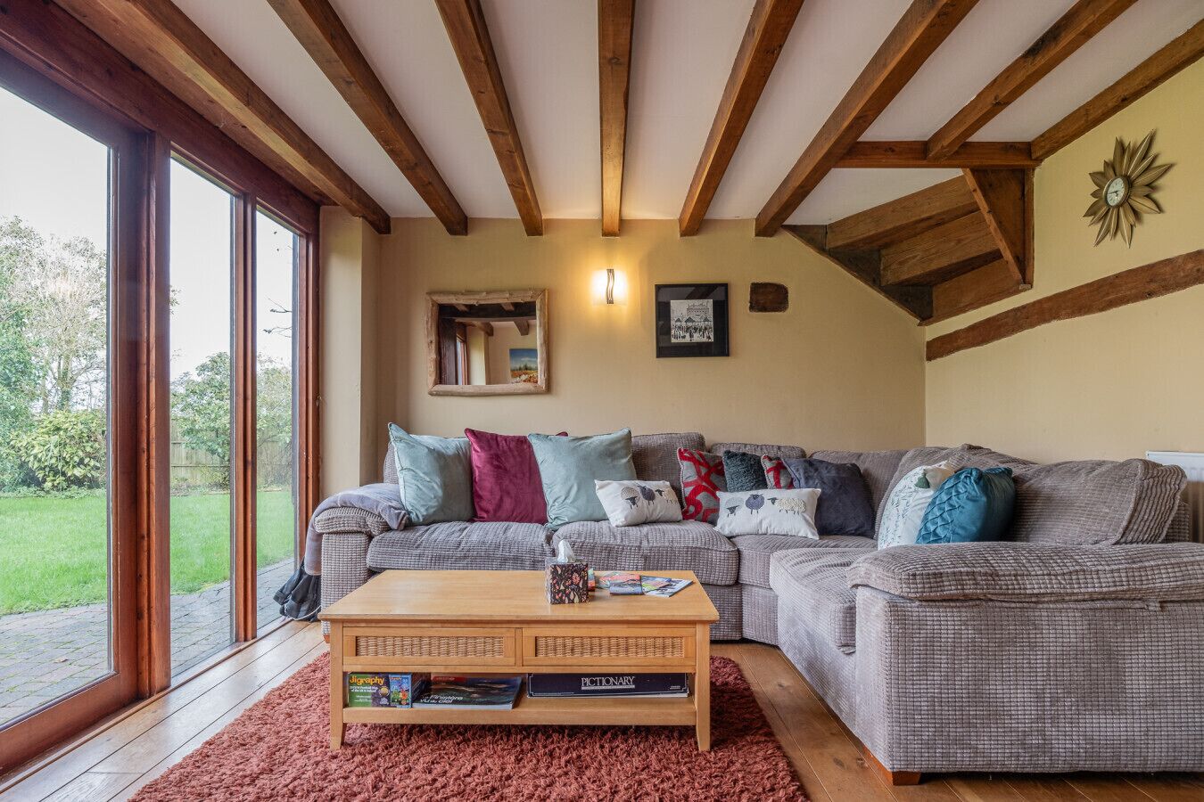 Smart-TV, Kamin, Bücher