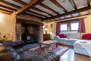Smart TV, fireplace, books - The Threshing Barn - Stunning 5 Bedroom Retreat (Sedgeberrow)