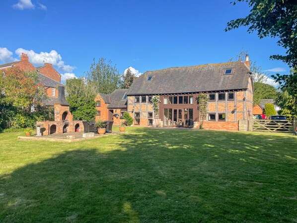 Exterior - The Threshing Barn - Stunning 5 Bedroom Retreat (Sedgeberrow)