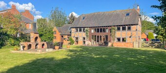 The Threshing Barn - Stunning 5 Bedroom Retreat