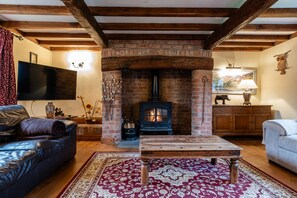 Smart TV, fireplace, books - The Threshing Barn - Stunning 5 Bedroom Retreat (Sedgeberrow)