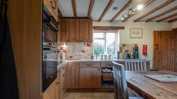 Kylskåp, mikrovågsugn, ugn och spishäll