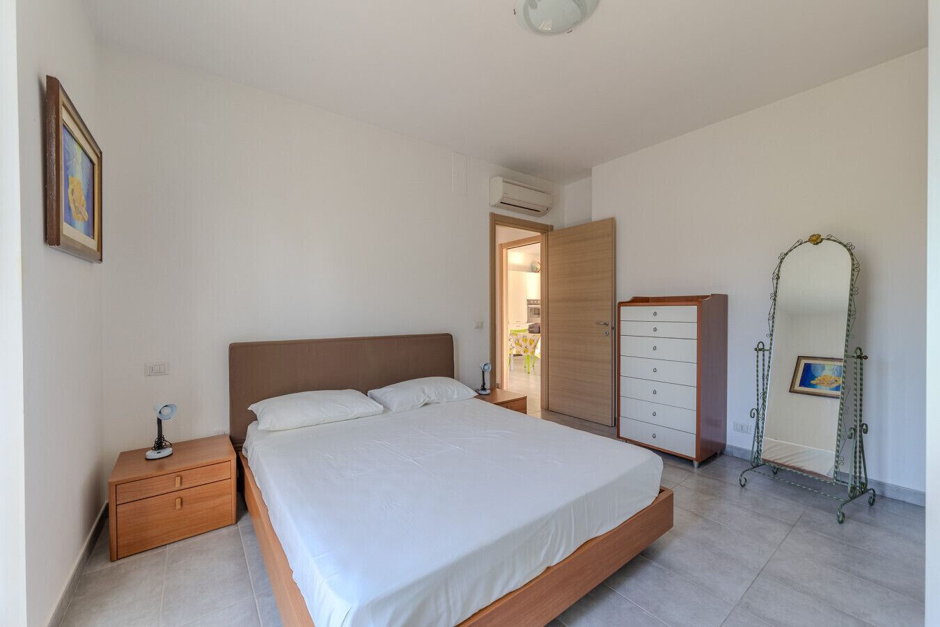 2 bedrooms, desk, WiFi, bed sheets