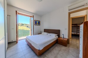 2 bedrooms, desk, WiFi, bed sheets