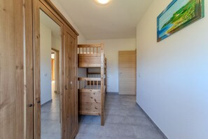 2 bedrooms, desk, WiFi, bed sheets