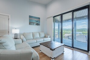 Téléviseur connecté, foyer, jeux vidéo, table de baby-foot