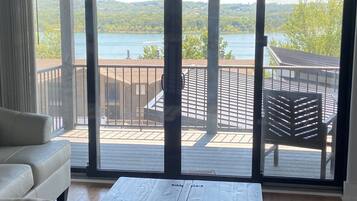 TV connectée, cheminée, jeux vidéo, baby-foot