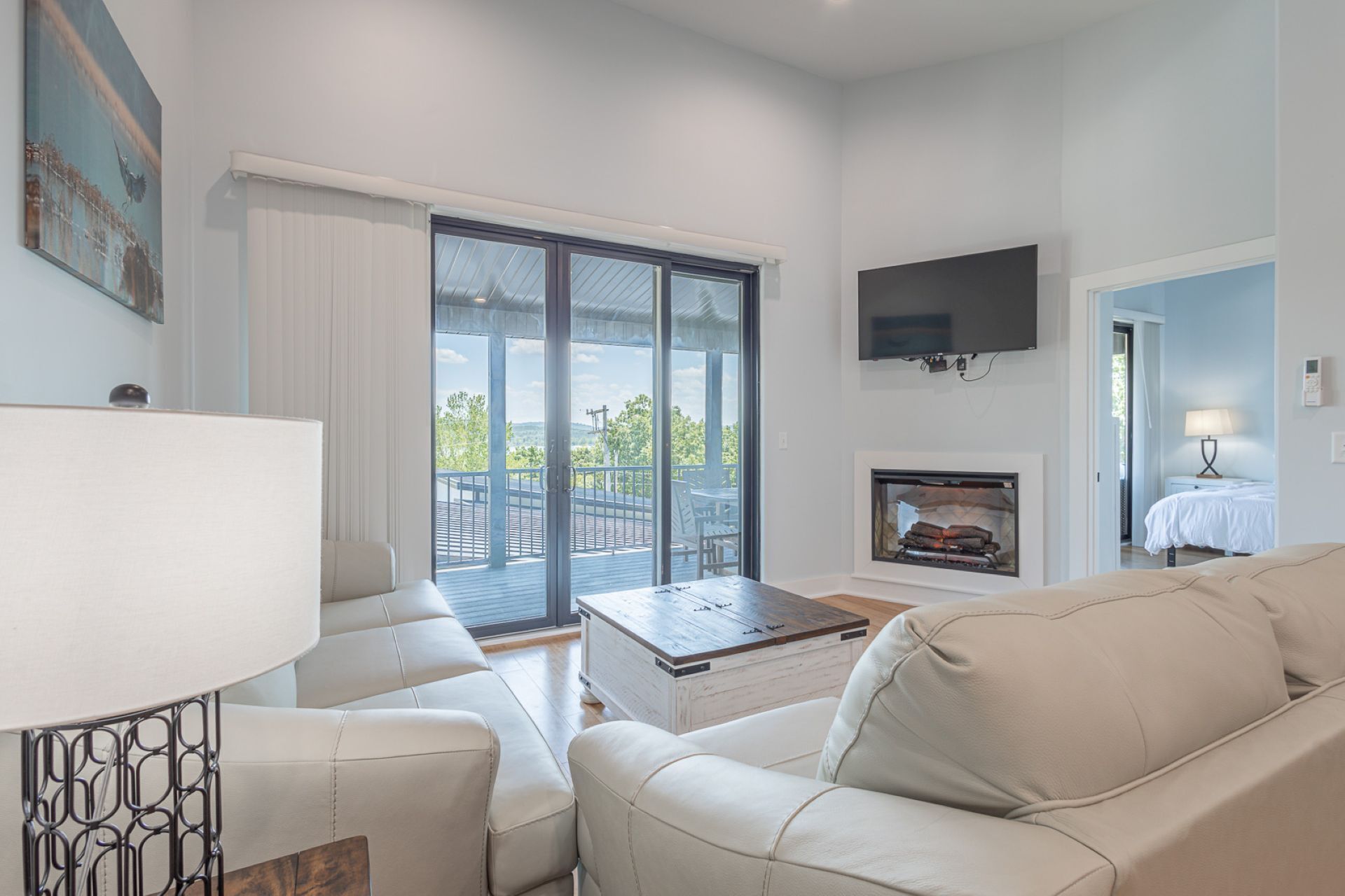 TV connectée, cheminée, jeux vidéo, baby-foot