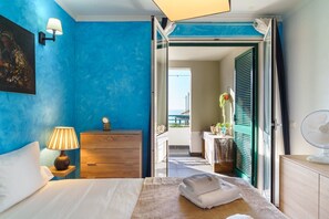 1 habitación, escritorio, tabla de planchar con plancha y internet 