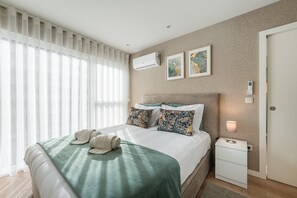 1 dormitorio, escritorio, tabla de planchar con plancha y Internet