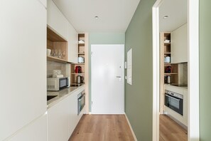 Frigorífico, microondas, horno y cafetera o tetera