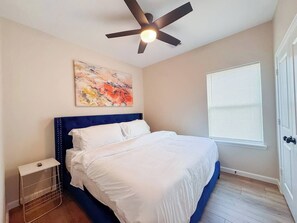 3 chambres, bureau, fer et planche à repasser, accès au Wi-Fi (inclus)