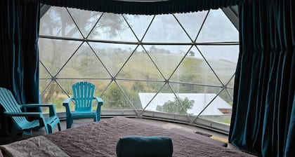 Mountain view dome, pet friendly, trails and near Poas Volcano.
