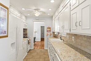 Køleskab, mikrobølgeovn, ovn, kogeplade