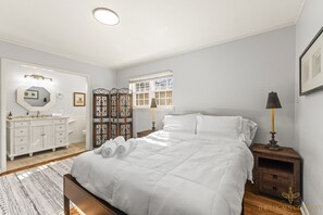 3 bedrooms, desk, iron/ironing board, travel cot