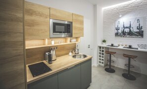Réfrigérateur, micro-ondes, plaque de cuisson, cafetière/bouilloire