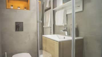 SĂšche-cheveux, serviettes fournies, savon, shampoing