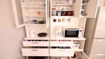Basic House, Patio | Private kitchen | Full-size fridge, microwave, stovetop, cookware/dishes/utensils