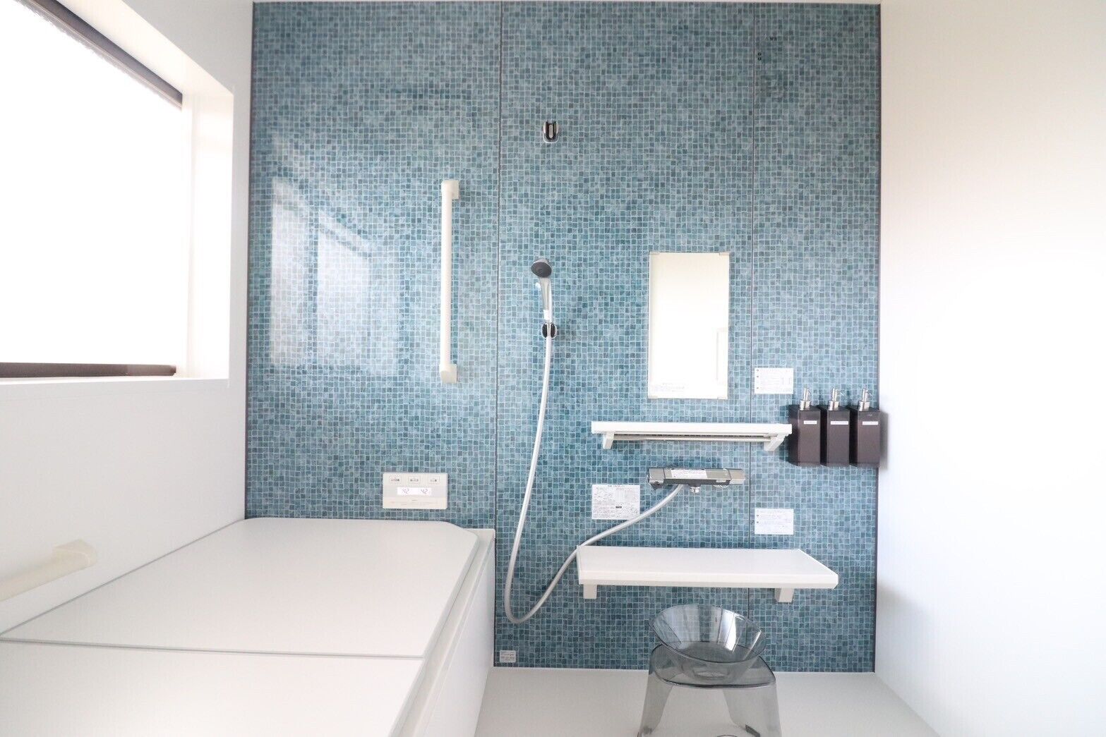 Basic House, Patio | Bathroom | Combined shower/bathtub, hair dryer, towels, shampoo