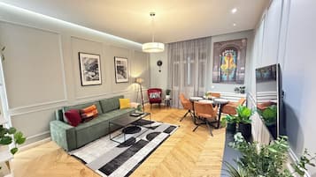 Een smart-tv en boeken