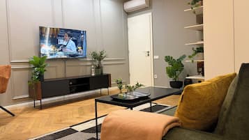 Een smart-tv en boeken