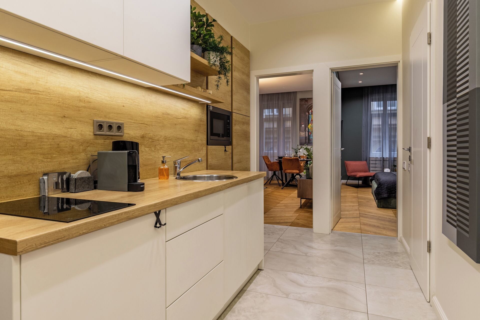 Een koelkast, een magnetron, een kookplaat