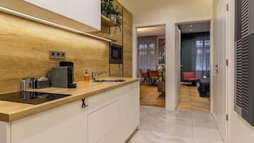 Een koelkast, een magnetron, een kookplaat