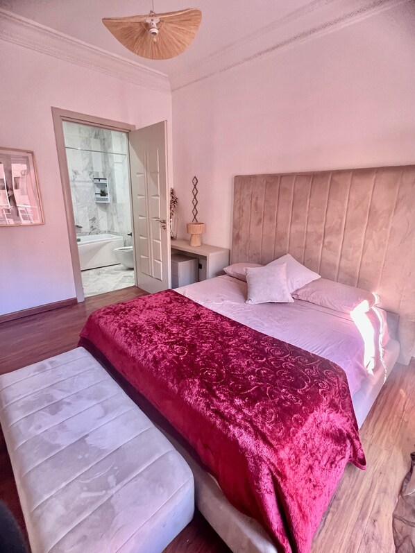 3 slaapkamers, een strijkplank/strijkijzer, gratis wifi, beddengoed